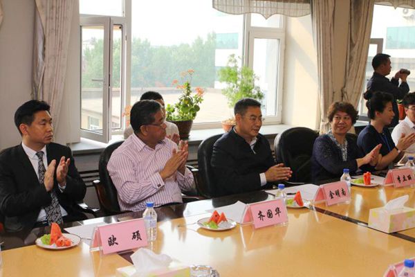 5ad83ed04e2cd.jpg 【長(zhǎng)春市外事辦主任齊國(guó)華(前排左二)、金豆實(shí)業(yè)集團(tuán)董事長(zhǎng)金明南(前排左三)與留學(xué)生進(jìn)行交流】.jpg