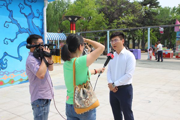 5ad83f28ca50c.jpg 【金豆實(shí)業(yè)集團(tuán)董事長(zhǎng)助理金峰霄接受媒體記者采訪】.jpg